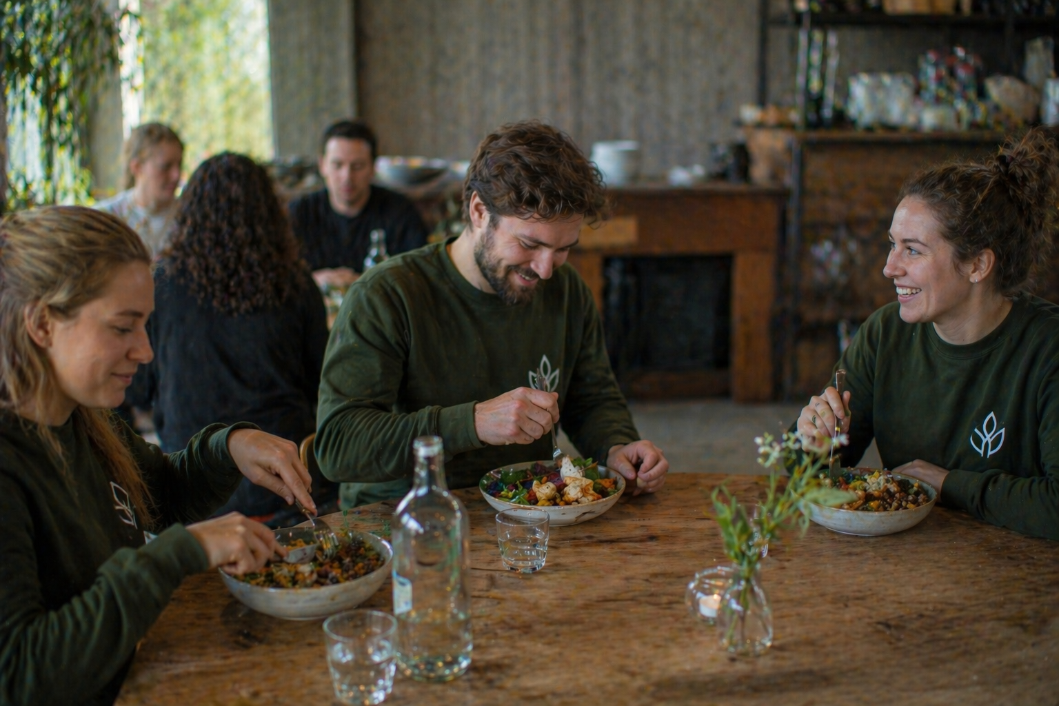 Medewerkers eten samen